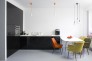 interiery/minimalisticka-kuchyne-s-barevnymi-zidlemi