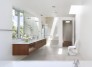 interiery/minimalisticka-koupelna-v-tmavych-a-bilych-tonech