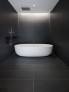 interiery/minimalisticka-cerna-koupelna-s-nadhernou-vanou
