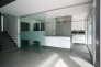 interiery/sklenene-zatahovaci-dvere-v-moderni-kuchyni