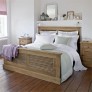 interiery/drevena-postel-s-odkladaci-plochou-do-loznice