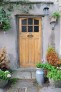 interiery/dvere-ve-venkovskem-stylu-s-dekorativnimi-kvetinaci
