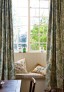 interiery/okno-dekorovane-zavesy