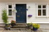 Anglický exteriér s modrými dveřmi a květináči