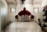 Luxusní ložnice s dekorativními polštáři