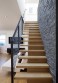 Kombinace dřeva, kamene a kovu pro vaše schodiště