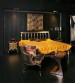 Extravagantní ložnice se zlatou postelí