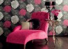 Květinová tapeta a růžové sofa