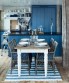 Modrá kuchyně na chatě