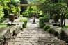 Italská zahrada s kamenným schodištěm
