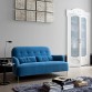 Italský pokoj s modrou pohovkou
