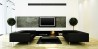 Italský obývací pokoj s černou sedačkou a krbem