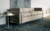 Elegantní kombinace kamenné podlahy a obrazu s koženým sofa