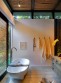 Luxusní eko koupelna s dřevěnými žaluziemi