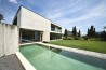 Minimalistický exteriér domu s bazénem
