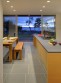 Masivní stůl v minimalistické kuchyni