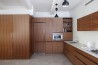 Dřevěné plochy v minimalistickém interiéru 