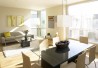 Moderní slunný obývací pokoj