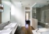 Moderní koupelna se skleněnými příčkami