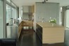 Kompaktní kuchyně v moderním interiéru 