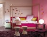 Růžový dětský pokoj s motýlky na zdi