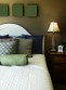 Moderní ložnice s různobarevnými polštáři 