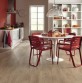 Moderní kuchyně s červenými židlemi 