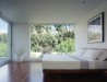 Moderní ložnice s obrovskými okny do zahrady 