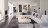 Moderní obývací pokoj s bílou rohovou sedačkou