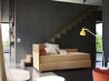 Moderní obývací pokoj se stěnami z pohledového betonu