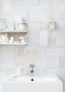 Bílá koupelna s různými obklady 