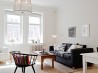 Skandinávský obývací pokoj s černou sedačkou