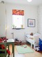 Dětský pokoj s bílou postýlkou a zeleným stolkem