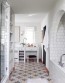 Skandinávská bílá koupelna s mozaikou na zemi