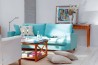 Skandinávský obývací pokoj s modrou sedačkou