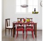 Červená jídelní židle ve skandinávském stylu 