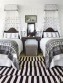 Skandinávská ložnice se dvěma postelemi