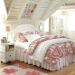 Venkovská podkrovní ložnice v bílé a růžové 