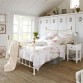 Venkovská růžovobílá ložnice s kovovou postelí