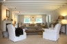 Smetanový obývací pokoj ve stylu Provence
