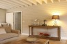Venkovský obývací pokoj s masivním dřevěným nábytkem