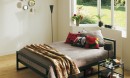 Ložnice s kovovou postelí v moderním stylu