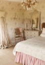 Anglická stylová ložnice v krémové barvě