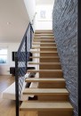 Kombinace dřeva, kamene a kovu pro vaše schodiště
