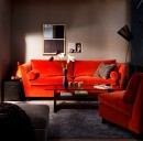 Etno obývací pokoj s červenou pohovkou