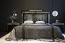 Extravagantní ložnice v šedých a černých tónech