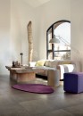 Italský obývák s fialovými prvky 