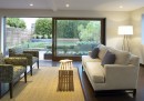 Moderní obývací pokoj s výhledem do zahrady
