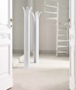 Designové věšáky v bílé italské chodbě 