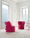 Designová růžovofialová křesla v italském interiéru 